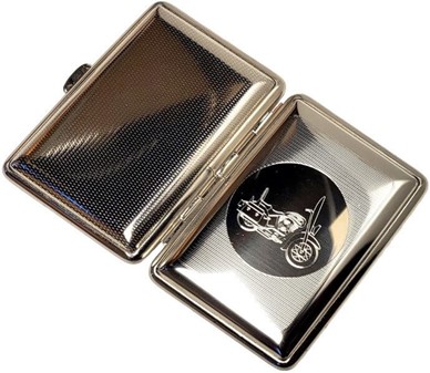 Lille metal cigaretetui med en indgraveret Harley Davidson motorcykel
