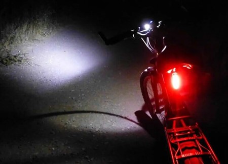 Den ultimative baglygte til cykel. 300° synlighed og lang batteritid