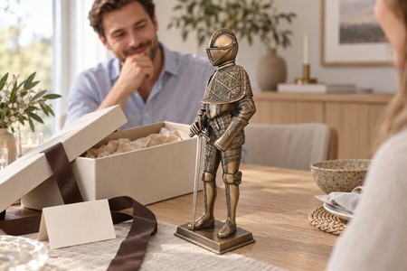 MIDDELALDER RIDDER. Flot bronze figur af ridder med et sværd