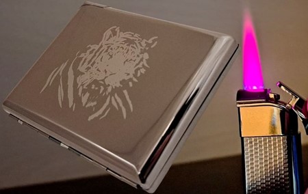 Metal Cigarettetui med Lighter. Tigerdesign, rød flamme. Til 20 stk