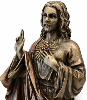 Enestående Jesus-figur med døbefont. Skønhed og hengivenhed på én gang