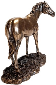 MORS DAG GAVE. Smuk og realistisk lille bronzefigur af en stående hest