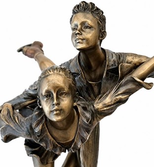 En betagende figur af kunstskøjteløb par. Gaveidé til fans og atleter