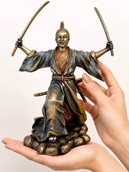 SAMURAI FIGUR. Bronze skulptur af japansk kriger med to sværd