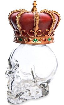 Glaskranie med en kongekrone. Lille dekorativ lommeflaske, karaffel