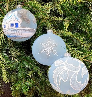 Lyseblå Ismat Julekugler i Glas. Sæt med vintermotiver. Ø 10 cm, 6 stk