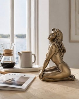 BRONZEFIGUR KVINDE. En skøn nøgen pige skulptur som pynt til hjemmet