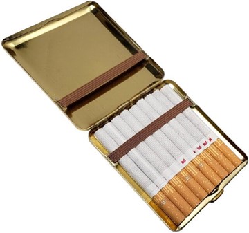 En smuk metal-cigaretetui graveret med geometrisk guldmønster. Køb nu!