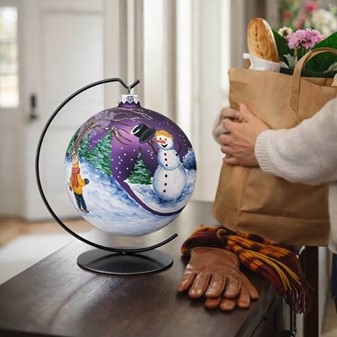 Violet stor julekugle mat med snemand og vinterlandskab. Ø 15 cm