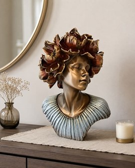 Unik Kvindebuste med Pæoner Krans. Moderne Skulptur til Boligen