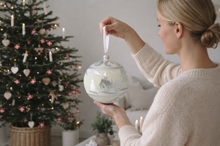 Unik stor mælkefarvet julekugle mat med sølv vinterlandskab. Ø 15 cm