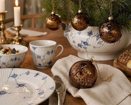 Brune Julekugler. Gennemsigtige julekugler blank med gyldne svampe