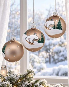 Sjove julekugler i mørkegrå med en hvid bjørn på kælk. Ø 8 cm, 6 stk
