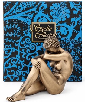 BILLIG KÆRESTE GAVE. Bronze statuette af siddende nøgne kvinde