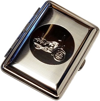 Lille metal cigaretetui med en indgraveret Harley Davidson motorcykel