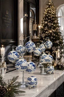 Polske julekugler i porcelænhvid med blå blomstermotiv. Ø 8 cm. 6 stk