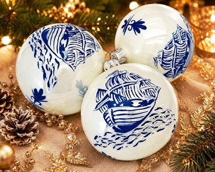 Jule glaskugle i hvid emalje porcelænsfarve med blå båd på kuglen. 8cm