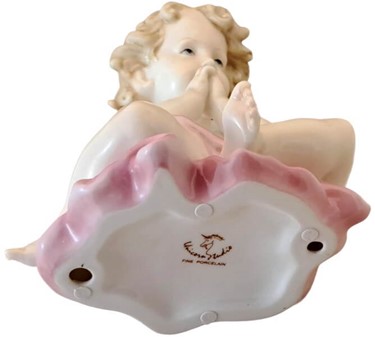 ENGEL FIGUR. Charmerende porcelæn figur. Et symbol på ro og skønhed