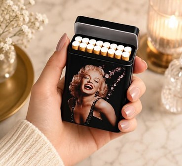 Cigaretetui Metal med Marilyn Monroe og Lucky Dice. To stk i Sæt