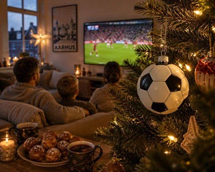 Julepynt fodbold. Glas julekugle i form af sort og sølv fodbold