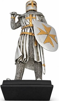 HISTORISK FIGUR. Stående crusader figur med økse og skjold