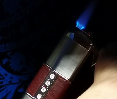 GAVESÆT MED LIGHTER OG CIGARETETUI. Idee til mænd fødselsdag