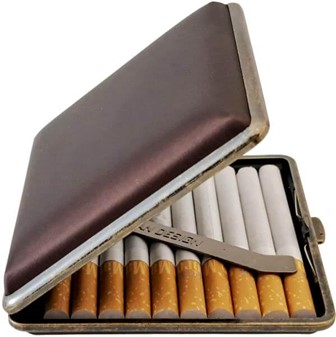 Elegant brunt cigaretetui i metal-satin. Perfekt gave til mænd. 20 stk