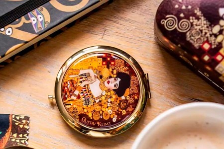 Kunstnerisk Taskespejl med Klimt-motiv. Et Eleganceikon til Hverdagen