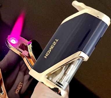 Elegant Stormlighter i Mørkeblå - Gas Ligghter med en Rød Flamme