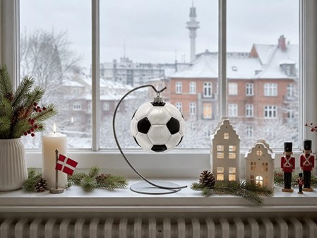 Julepynt fodbold. Glas julekugle i form af sort og sølv fodbold