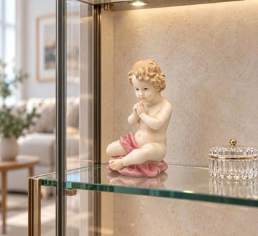 ENGEL FIGUR. Charmerende porcelæn figur. Et symbol på ro og skønhed