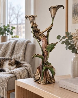 GOD BRYLLUPSGAVE. Art Nouveau lysestage - figur, en kvinde med lilje