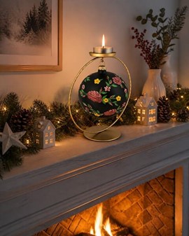 Polsk glas julekugle i sort mat med lyserød blomsterdekoration. 12 cm