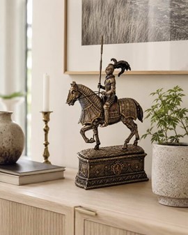Middelalderridder på hest – majestætisk bronzefigur til hjemmet