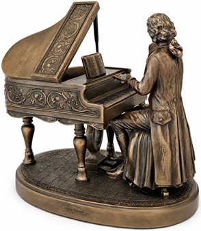 STUE INDRETNING. Unik og realistisk skulptur af Mozart ved klaveret