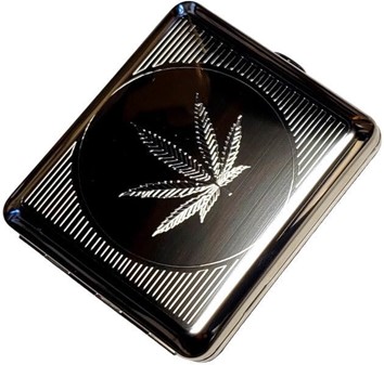 GAVE TIL BEDSTE VEN. Tyske cigaretetui metal med indgraveret Cannabis