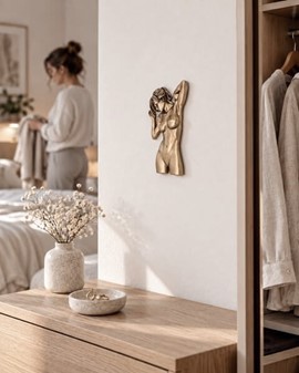 BILLIG VÆGDEKORATION. Smuk, meget dekorativ skulptur af nøgen kvinde