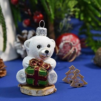 Håndlavet julepynt. Hvid lille bamse til at hænge på juletræet. 7 cm