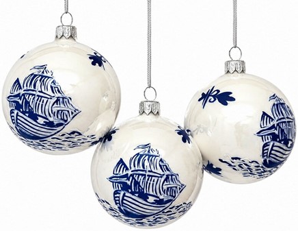 Jule glaskugle i hvid emalje porcelænsfarve med blå båd på kuglen. 8cm