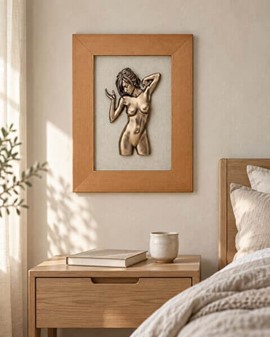 Kunstnerisk Vægdekoration: Elegant Nøgenfigur Bronze i Træramme