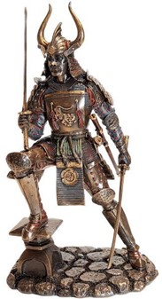 JULEGAVEIDEER TIL HAM. Figur af samurai med katana sværd. Gave til far