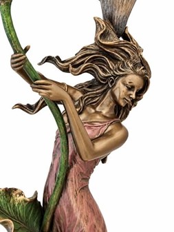 GOD BRYLLUPSGAVE. Art Nouveau lysestage - figur, en kvinde med lilje