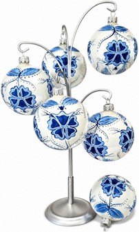 Juledekorationer i glas. Julekugler i porcelæn hvid med blå blomster