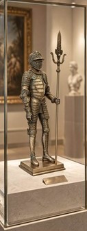 Bronzefigur af middelalderridder i fuld rustning med hellebard