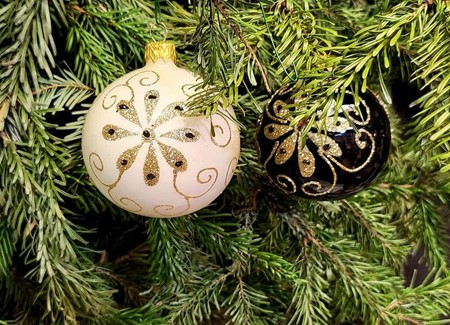 Skab Julemagi: Unikke Hvide Glaskugler med Guld. Eksklusiv Julepynt