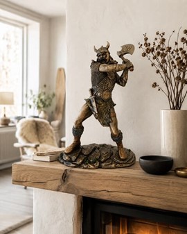 Viking figur. Bronzefigur af mægtige kriger, der svinger sin økse
