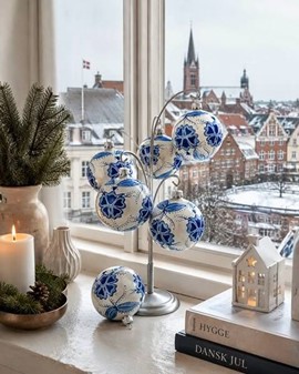 Juledekorationer i glas. Julekugler i porcelæn hvid med blå blomster