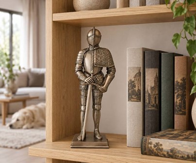 MIDDELALDER RIDDER. Flot bronze figur af ridder med et sværd