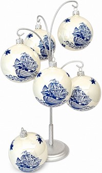 Jule glaskugle i hvid emalje porcelænsfarve med blå båd på kuglen. 8cm