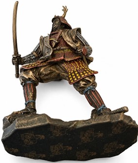 JAPANSK SAMURAI. Figur af ridder i traditionelt kostume med katana